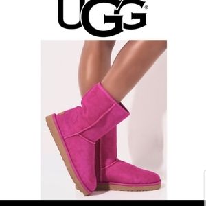 Ugg classic short boot size 7 NWT